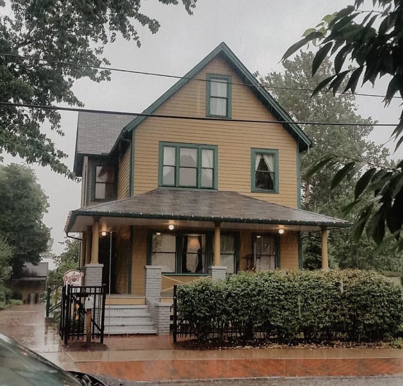 A Christmas Story house in Cleveland Ohio is the perfect place to stop when spending Two Days in Cleveland
