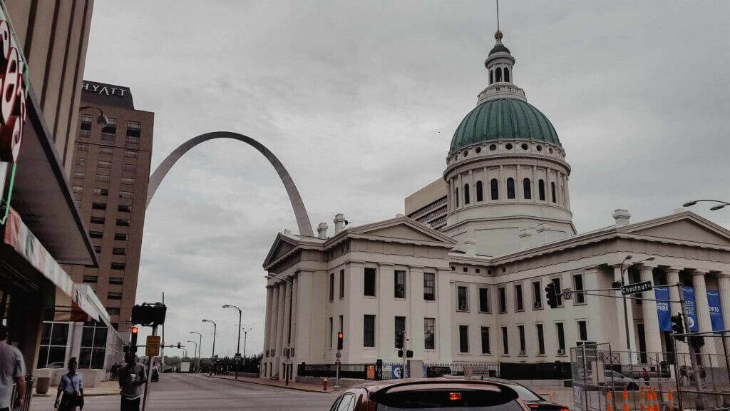 A free destination is the perfect way to save money while traveling.  I love visiting free spots to save money at home, too.  The Gateway Arch national Park is the perfect place to save!